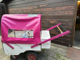 Roze bolderwagen voor uitstapjes